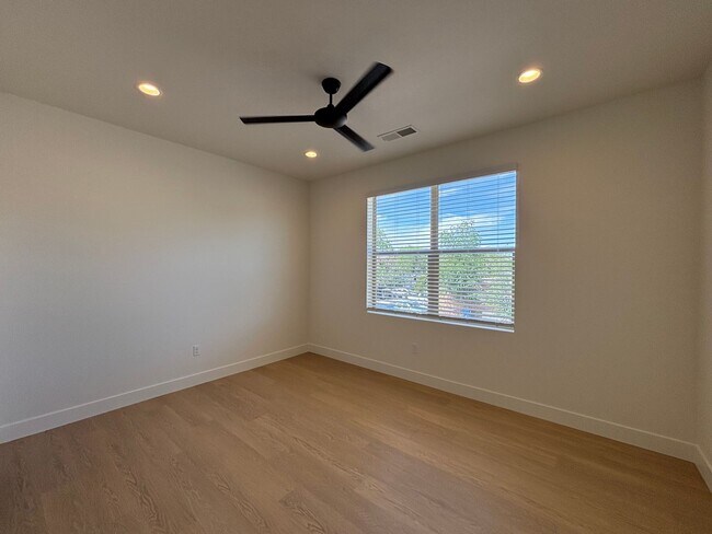 Building Photo - HURRICANE TOWNHOME FOR RENT!