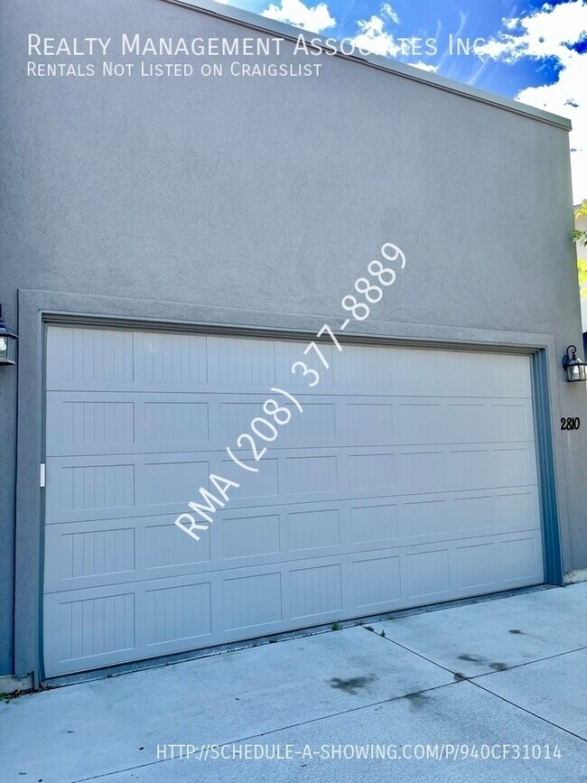 Building Photo - Gorgeous Townhouse Located in Meridian Nea...