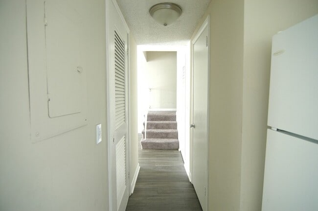 Building Photo - 2 Bedroom / 1.5 Bathroom Townhome in Madison Available Now!