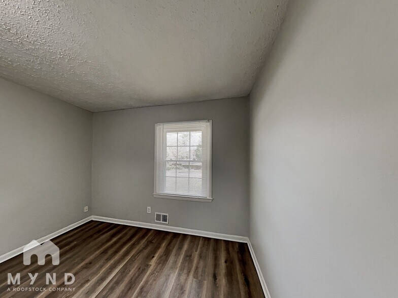 Building Photo - 245 Essex Dr