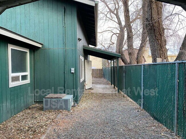 Building Photo - 3018 N Loma Vista Dr
