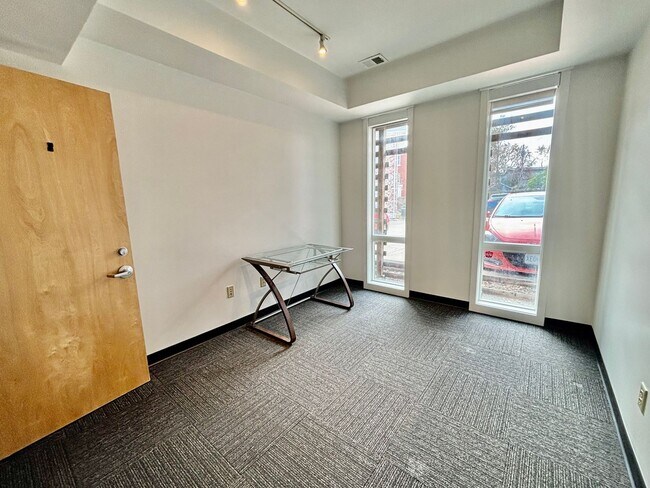 Building Photo - 1001 W 39th St