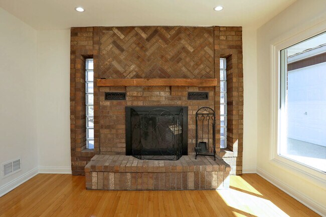 Building Photo - 409 Lexington Dr