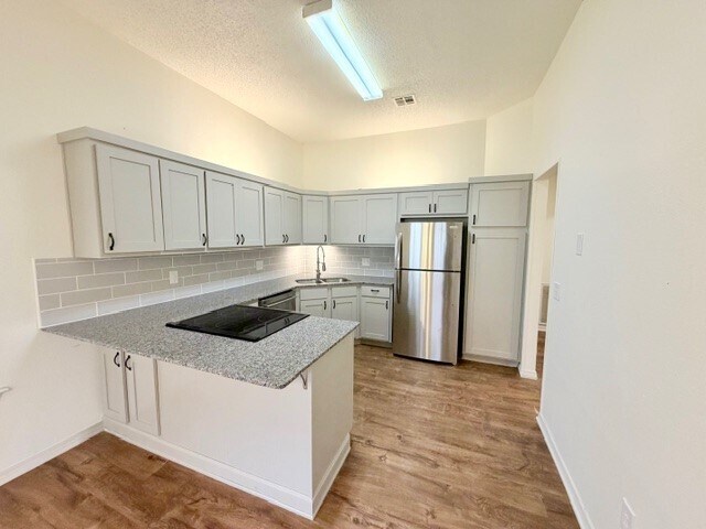 Building Photo - 570 Terry Ave