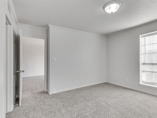 Building Photo - 6100 N Brookline Ave