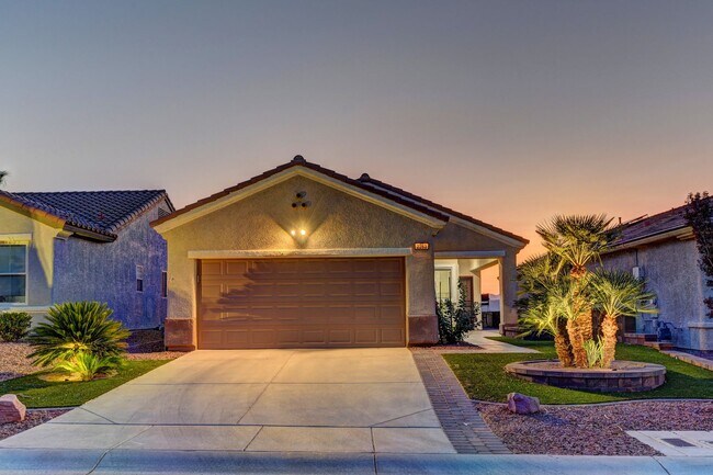 Building Photo - 180 Degree elevated views from a quiet str...
