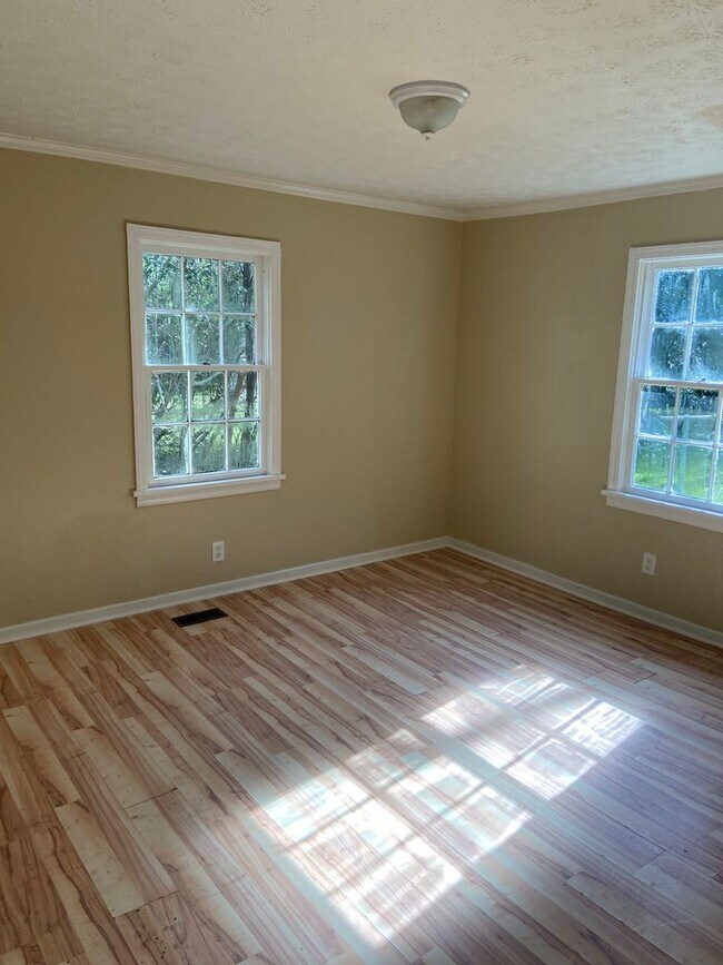 Building Photo - **AVAILABLE NOW**2 Bedroom / 1 Bathroom Ho...