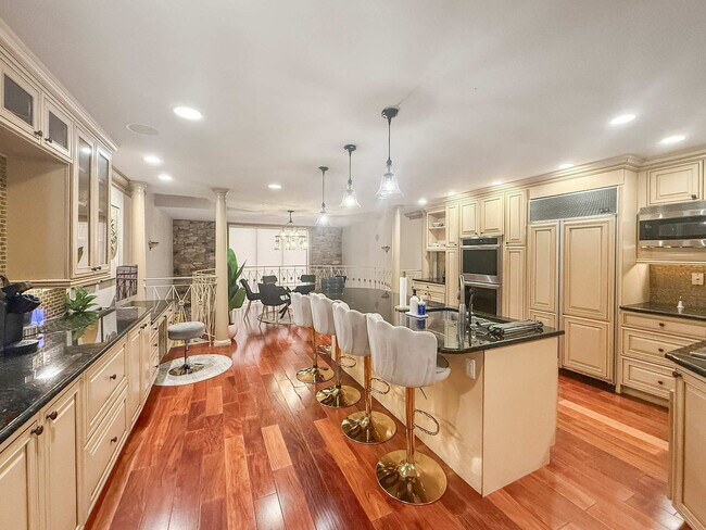 Building Photo - 602 S Front St