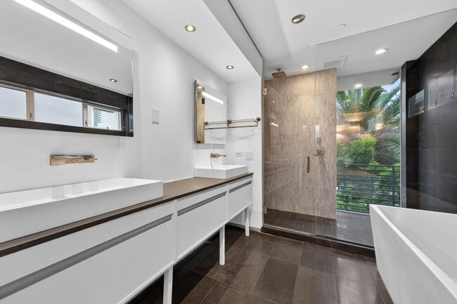 Building Photo - Discover this striking 3 bedroom apartment for rent in Venice, offering 4 bathrooms, contemporary...