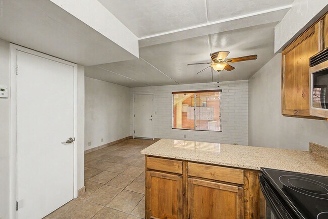 Building Photo - University/ Downtown- 1 bedroom first floor condo