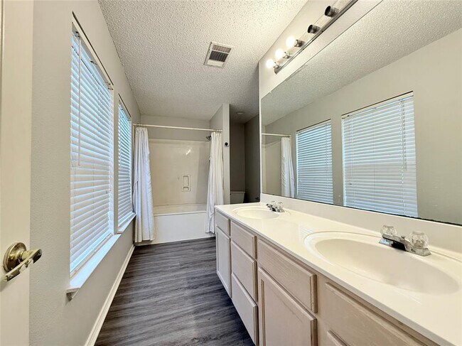 Building Photo - 2734 High Point Dr