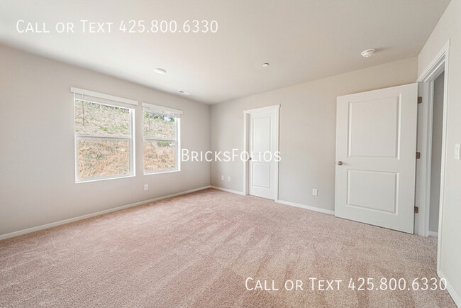 Building Photo - Comfortable Living in a Peaceful Bremerton...