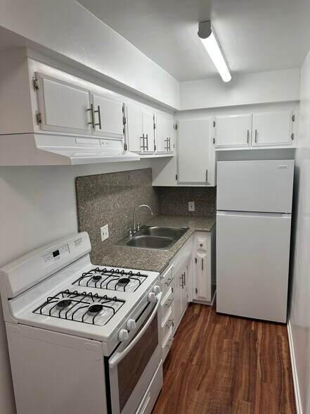 Building Photo - 1722 S Barrington Ave