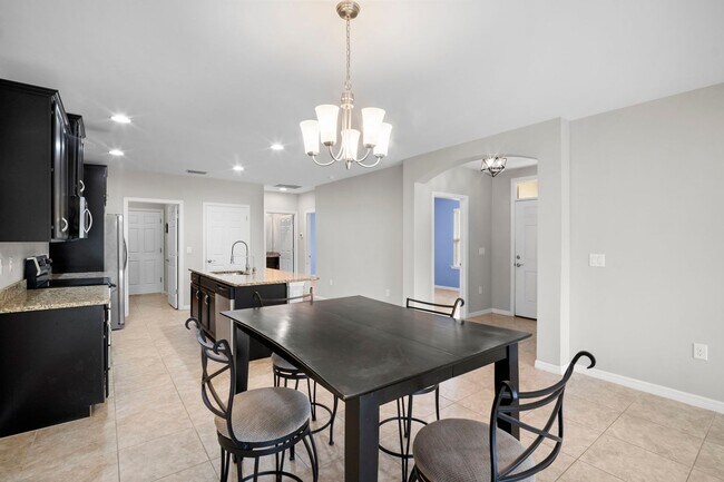 Building Photo - Stunning  2-bedr 2-bath+ Den/office home located in the desirable Lindsford in Fort Myers