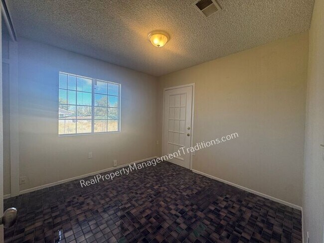 Building Photo - Large Lot 4 + 2 in Lake Los Angeles