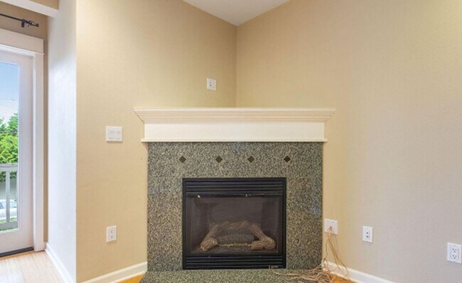 Building Photo - Energy-efficient townhome in the desirable community of Crown Hill is ready to be loved!