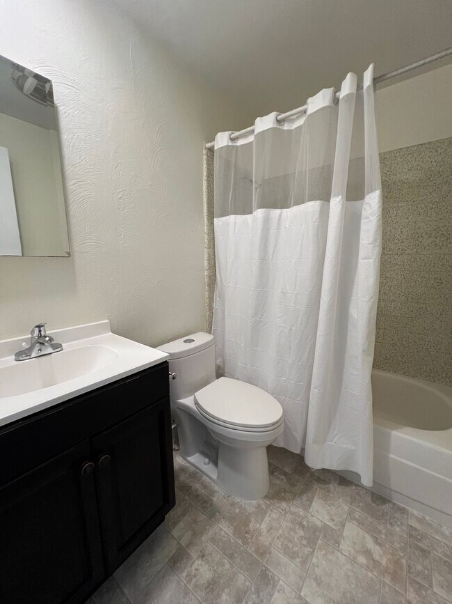 Building Photo - Three bed/Two Bath Upstairs Apartment | Available Now