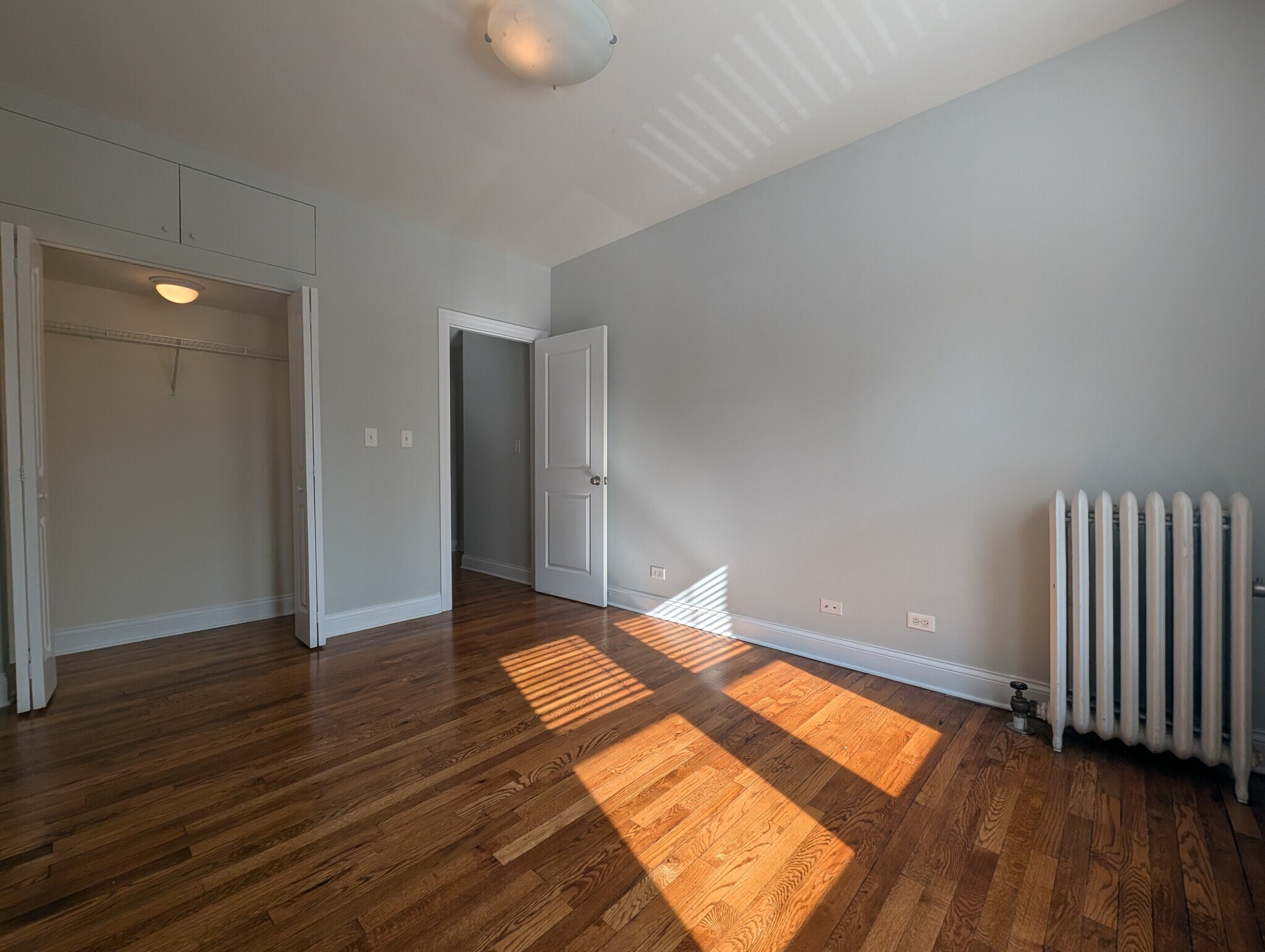 Building Photo - 722 W Addison St