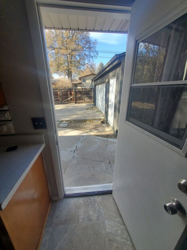 Building Photo - Spacious Ranch Style 4 BR Available in Aug...