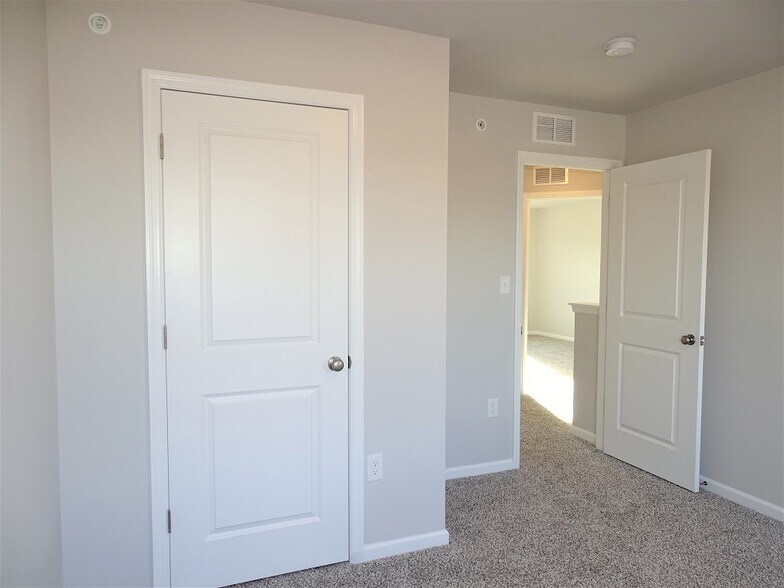 Building Photo - 19 Cobblestone Ct