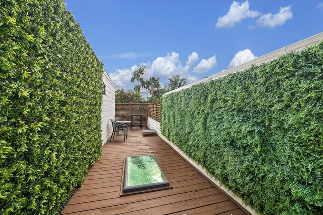 Building Photo - 2220 Fulham Ct