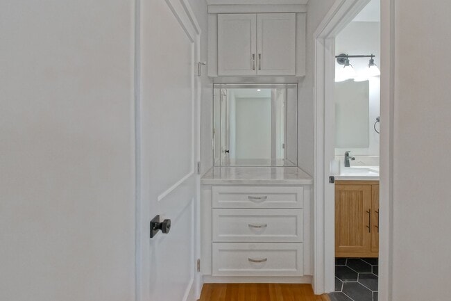 Building Photo - Completely Remodeled, Bright & Airy 3BR2BA...