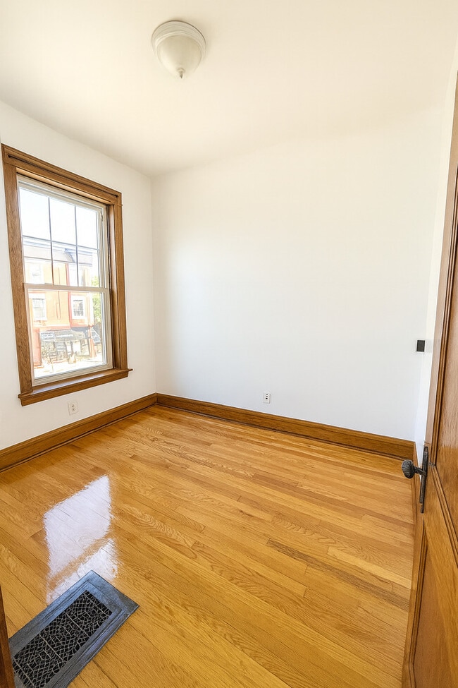 Building Photo - 3607 W Wrightwood Ave