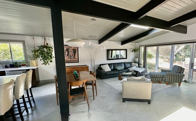 Building Photo - Luxurious Modern Living in the Heart of San Diego with Solar!