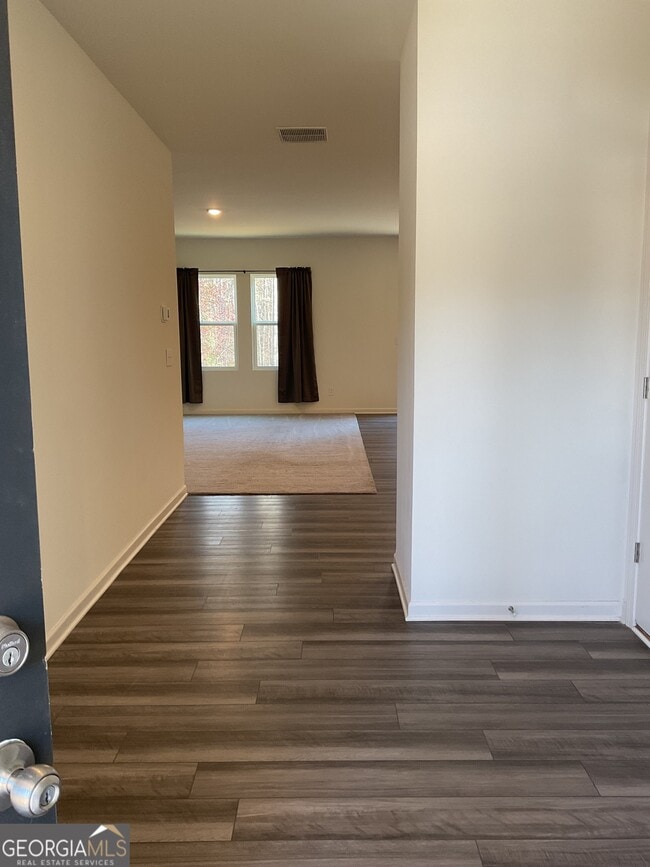 Building Photo - 305 Pond Ct