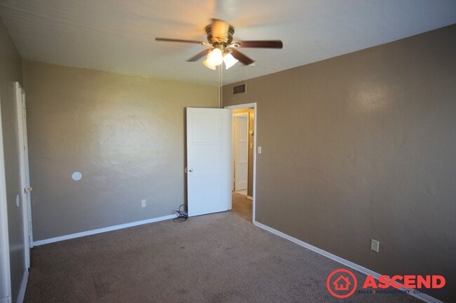 Building Photo - Cute Home Close to Downtown Bakersfield!