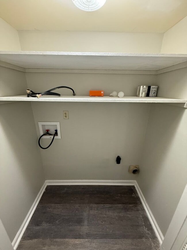 Building Photo - ** 3 Bed 2.5 Bath located close to Shakespear park ** Call 334-366-9198 to schedule a self-showin...