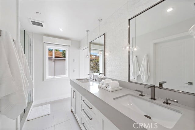 Building Photo - 450 Cliff Dr