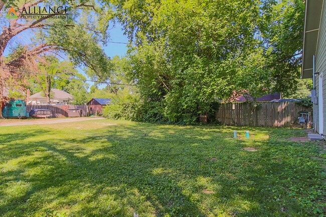 Building Photo - All appliances included, washer/dryer hookups!