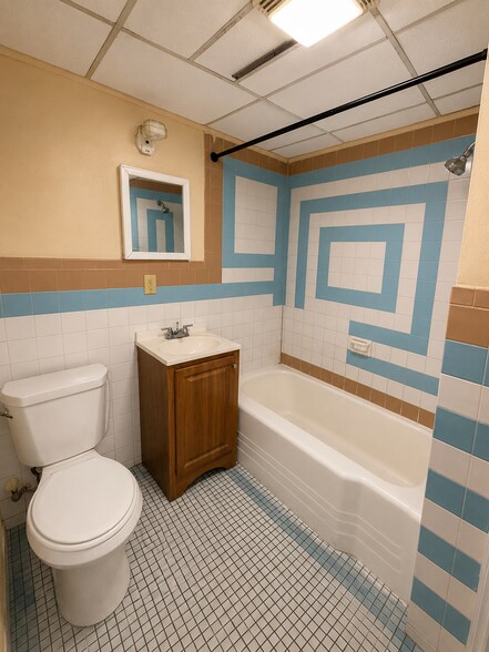 Building Photo - 9 Thompson St