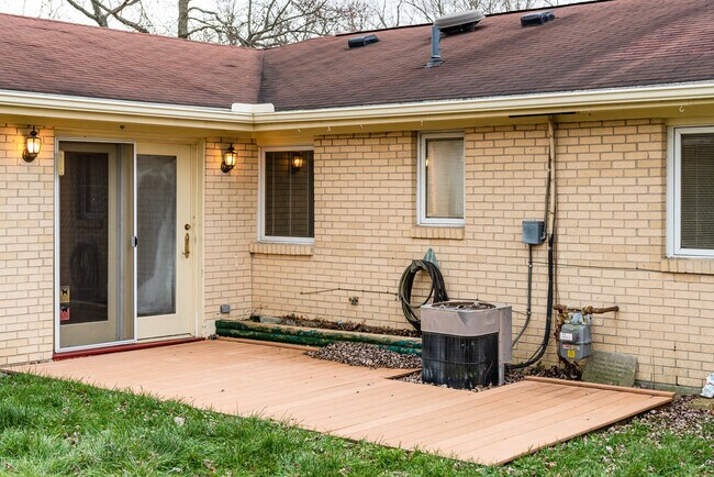 Building Photo - 6757 Summerdale Dr