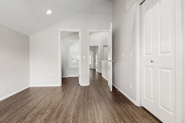 Building Photo - Charming AIR CONDITIONED Alki Townhome