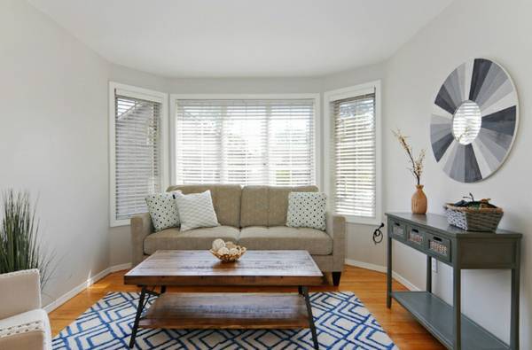 Bay Windows in the living room - 6337 Hillman Pl NE