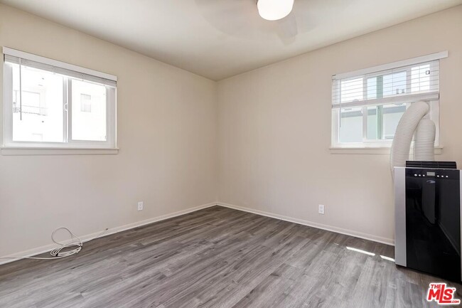 Building Photo - 1606 S Bundy Dr