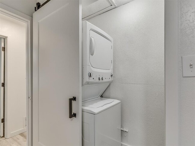 Building Photo - 906 E Comanche St