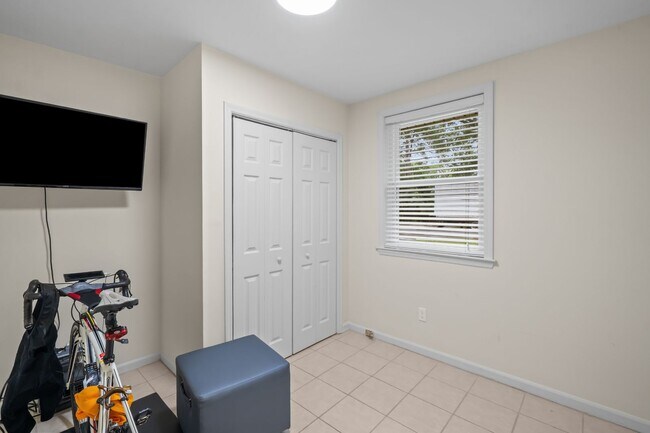 Building Photo - Southside Savannah Gem – 4BR Home in Windsor Forest with Sunroom & Patio