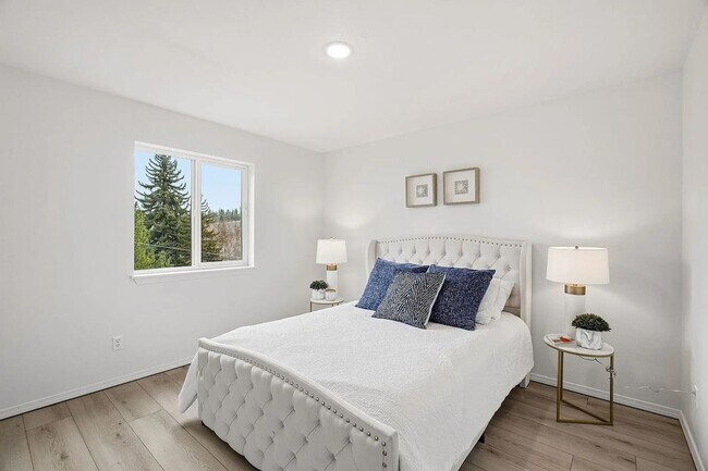 Building Photo - Spacious 4-Bed / 3-Bath South Hill Home — Views, Central A/C, Attached Garage
