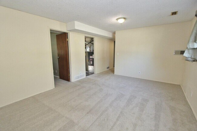 Building Photo - Spacious Home in Quiet Neighborhood