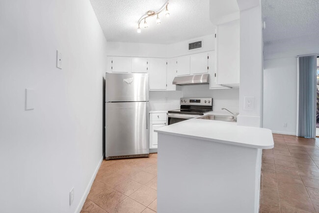 Building Photo - 210 Lake Pointe Dr