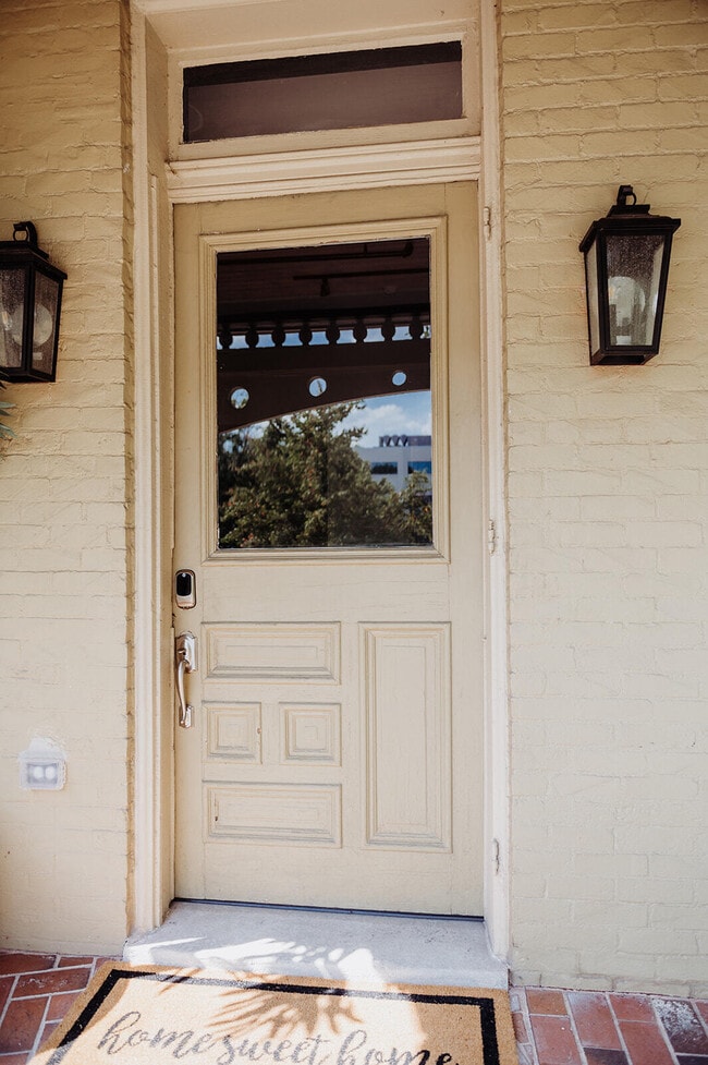 Building Photo - 275 S Limestone