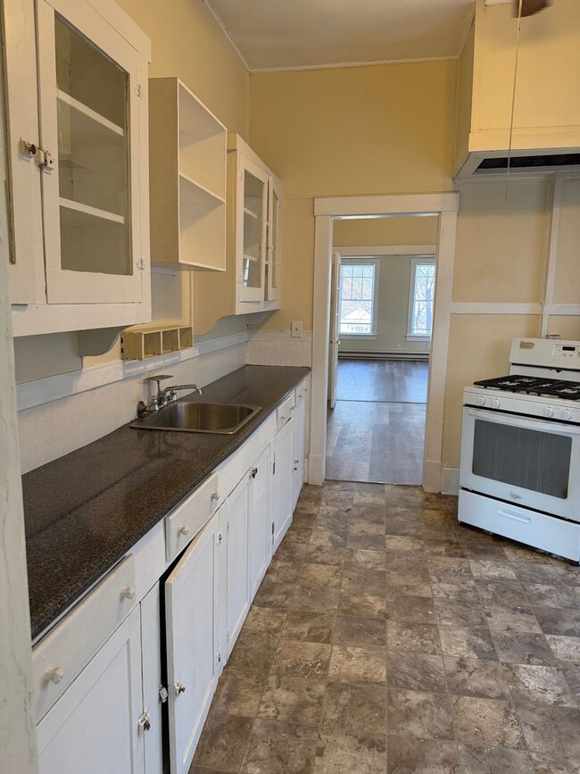 Building Photo - Historic Highland Charm – Beautifully Refurbished Upstairs Unit for Lease