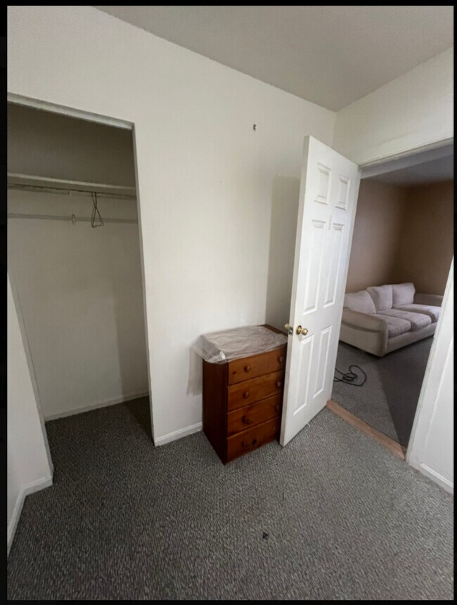 Building Photo - 821 N Hermitage Ave