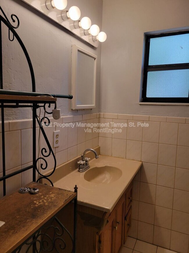 Building Photo - 4311 S Thatcher Ave