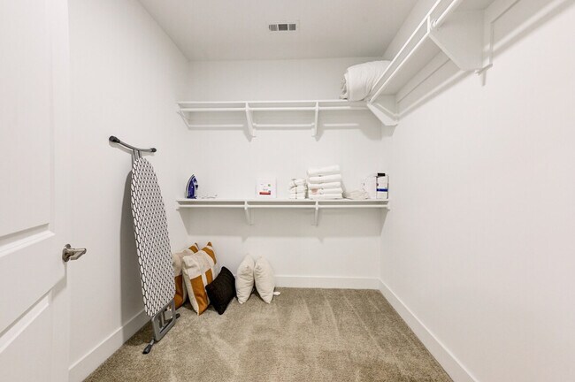 Building Photo - 975 Memorial Dr SE