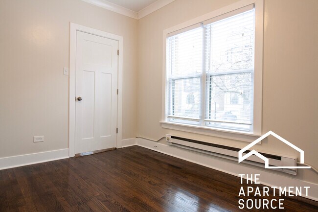 Building Photo - 724 W Roscoe St