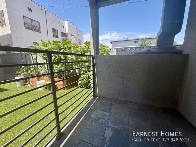 Building Photo - 147 1/2 Roselake Avenue-